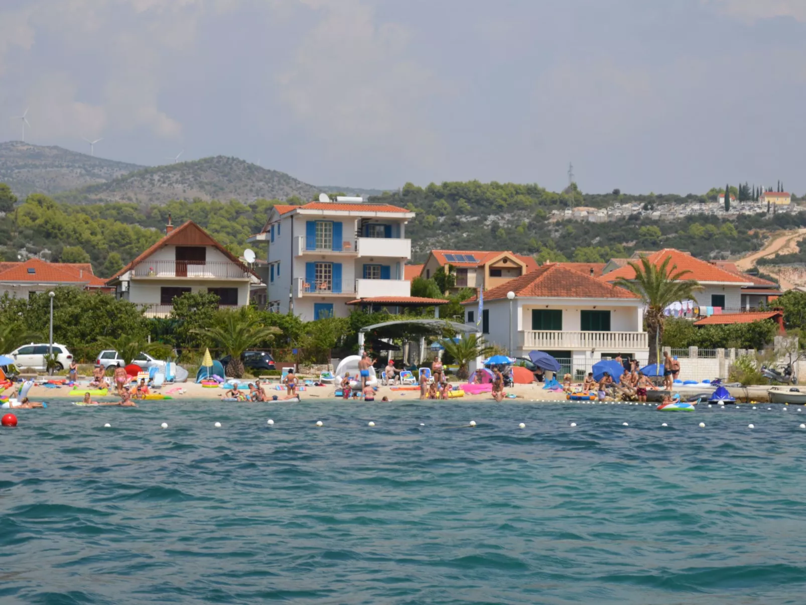 Schöne Wohnung in Poljica mit privatem Parkplatz-Buiten