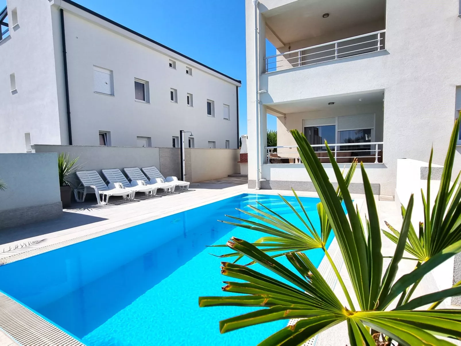 Erdgeschoss-Ferienwohnung mit Garten und Pool-Buiten