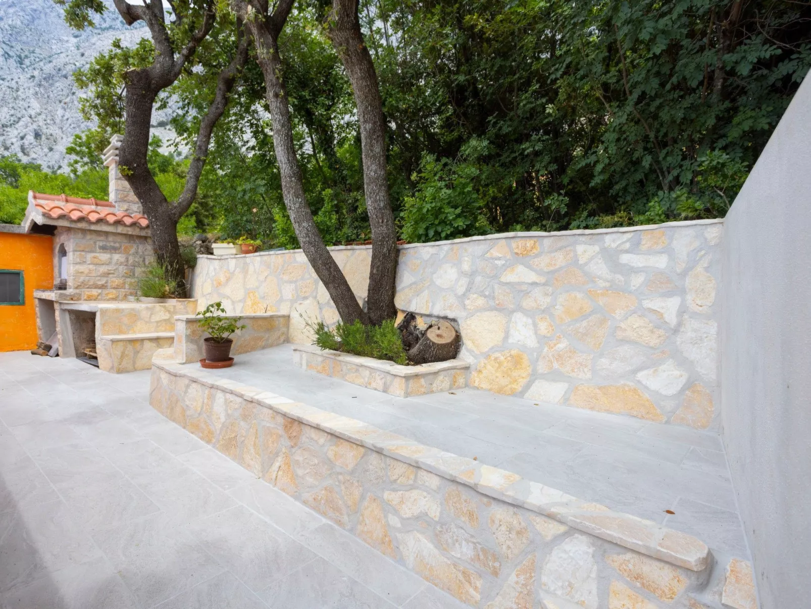 Günstiges Ferienhaus mit Pool und Meerblick-Buiten