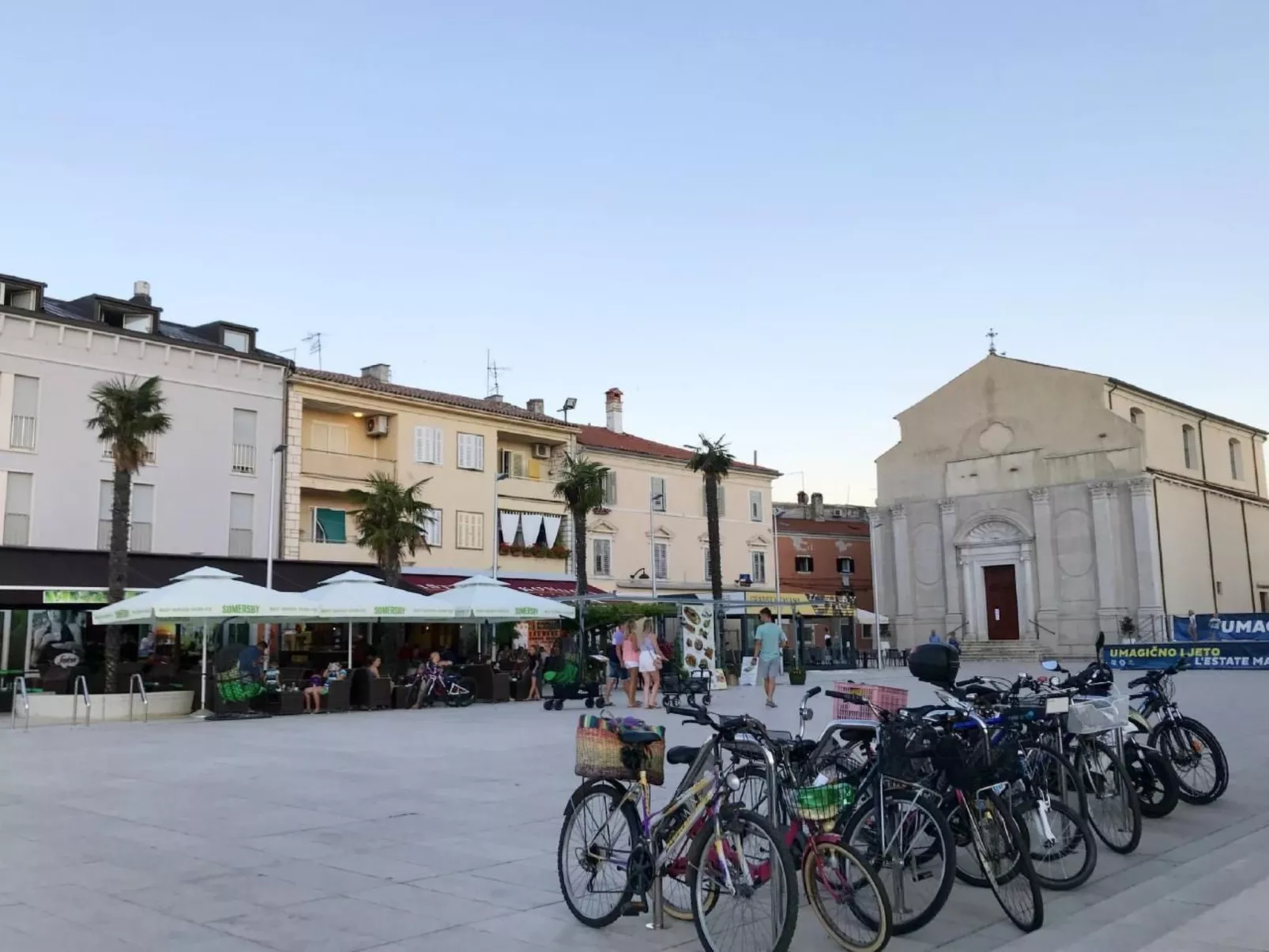 Große Wohnung in Umag mit Terrasse und Grill-Buiten