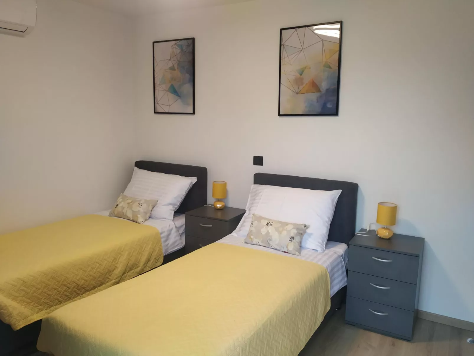 Ferienvilla mit privatem Pool-Binnen