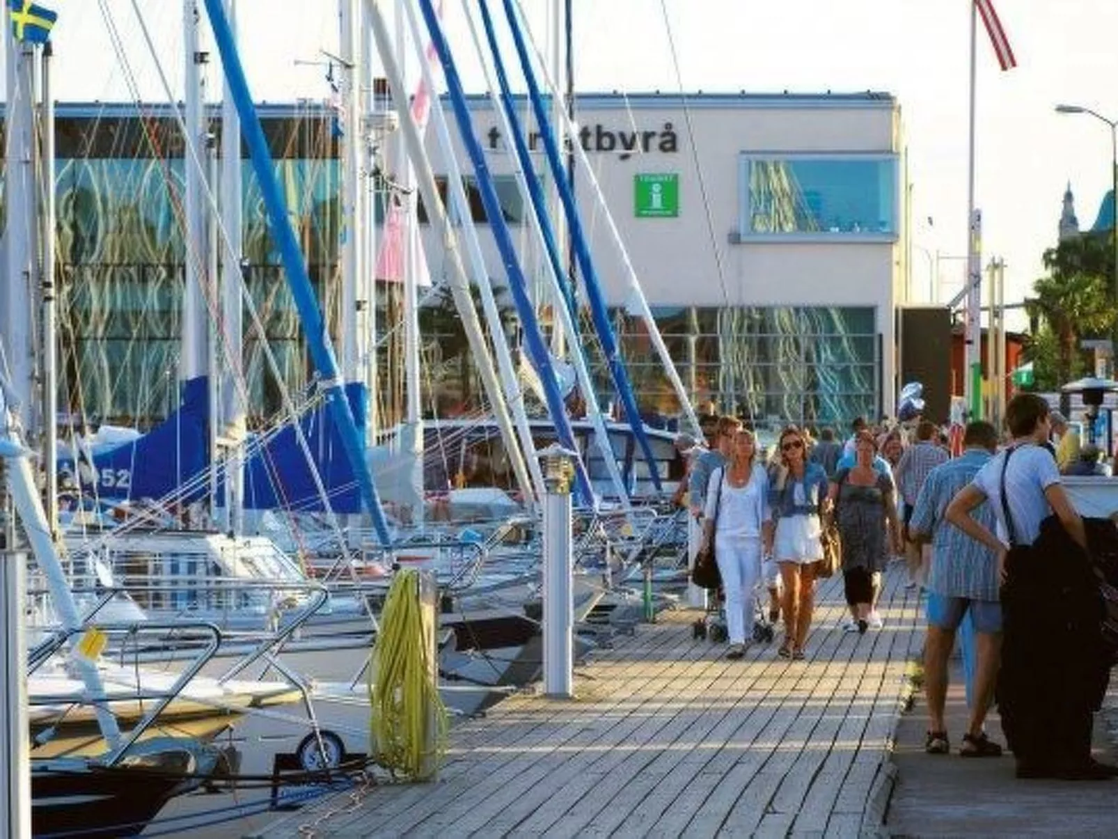 Holzhaus mit Terrasse, direkt an einer Bucht-Buiten