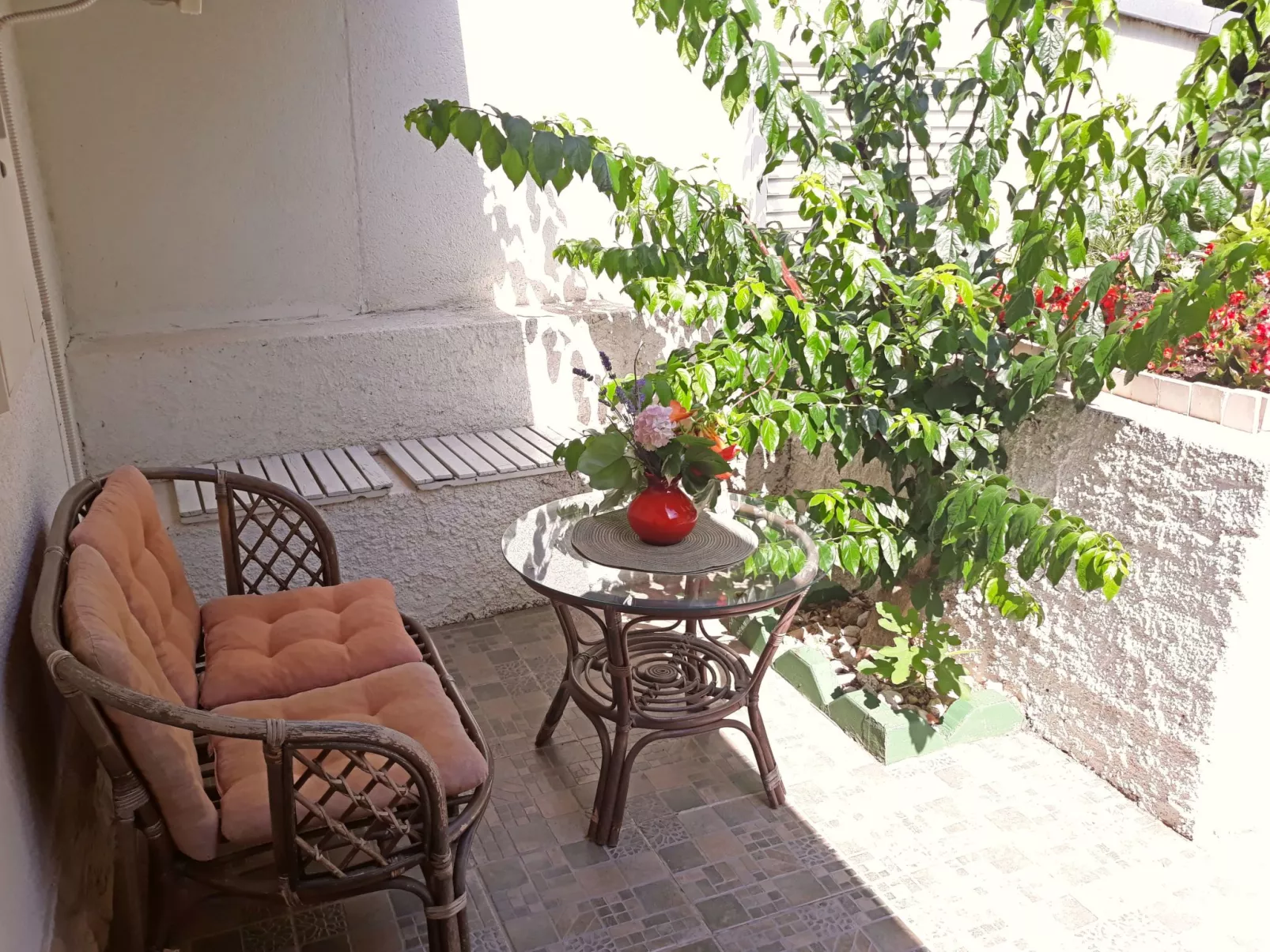 Haus am Wasser mit Blick aufs Wasser-Buiten