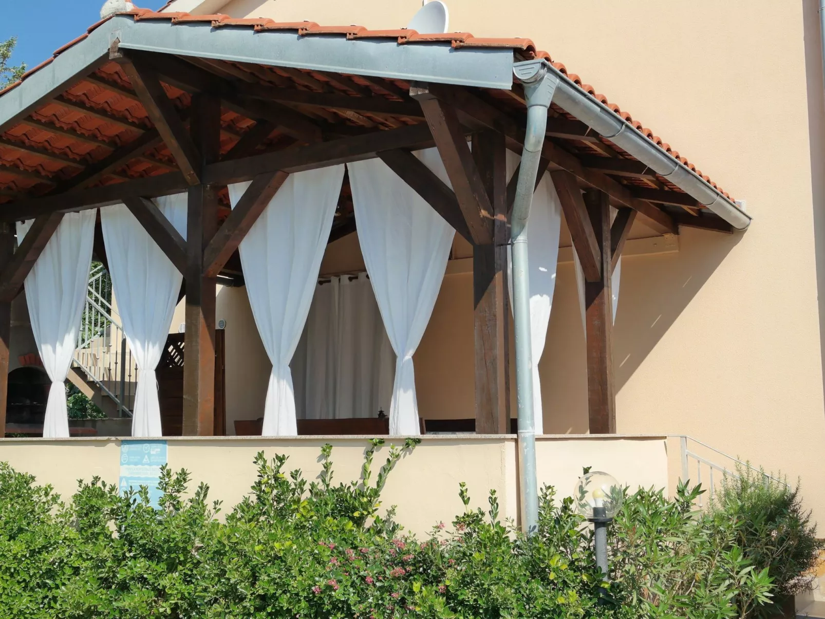 In Šilo mit Gemeinschaftspool-Buiten