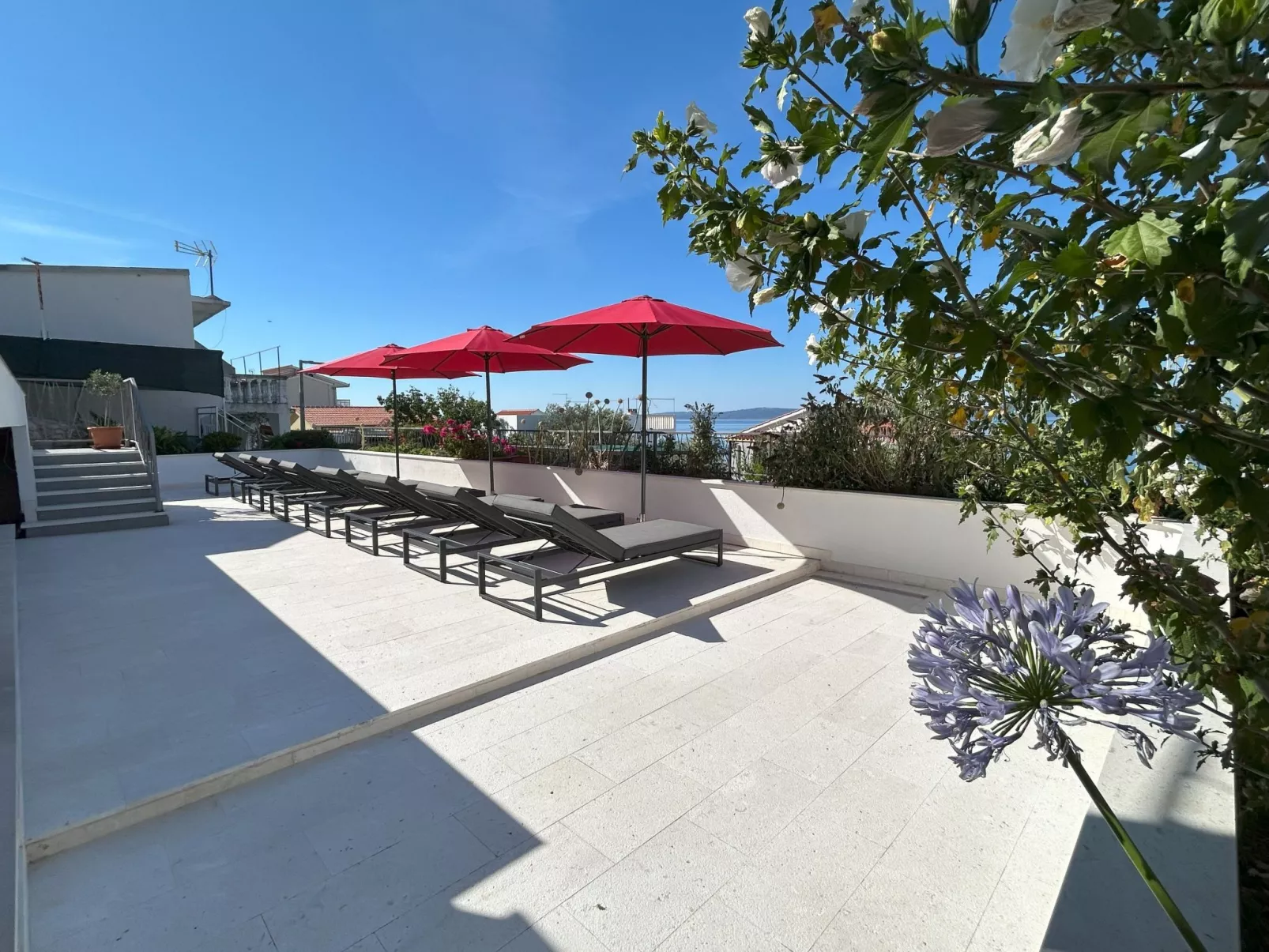 Beheizter Infinity-Pool, Wohnung mit Meerblick3-Buiten