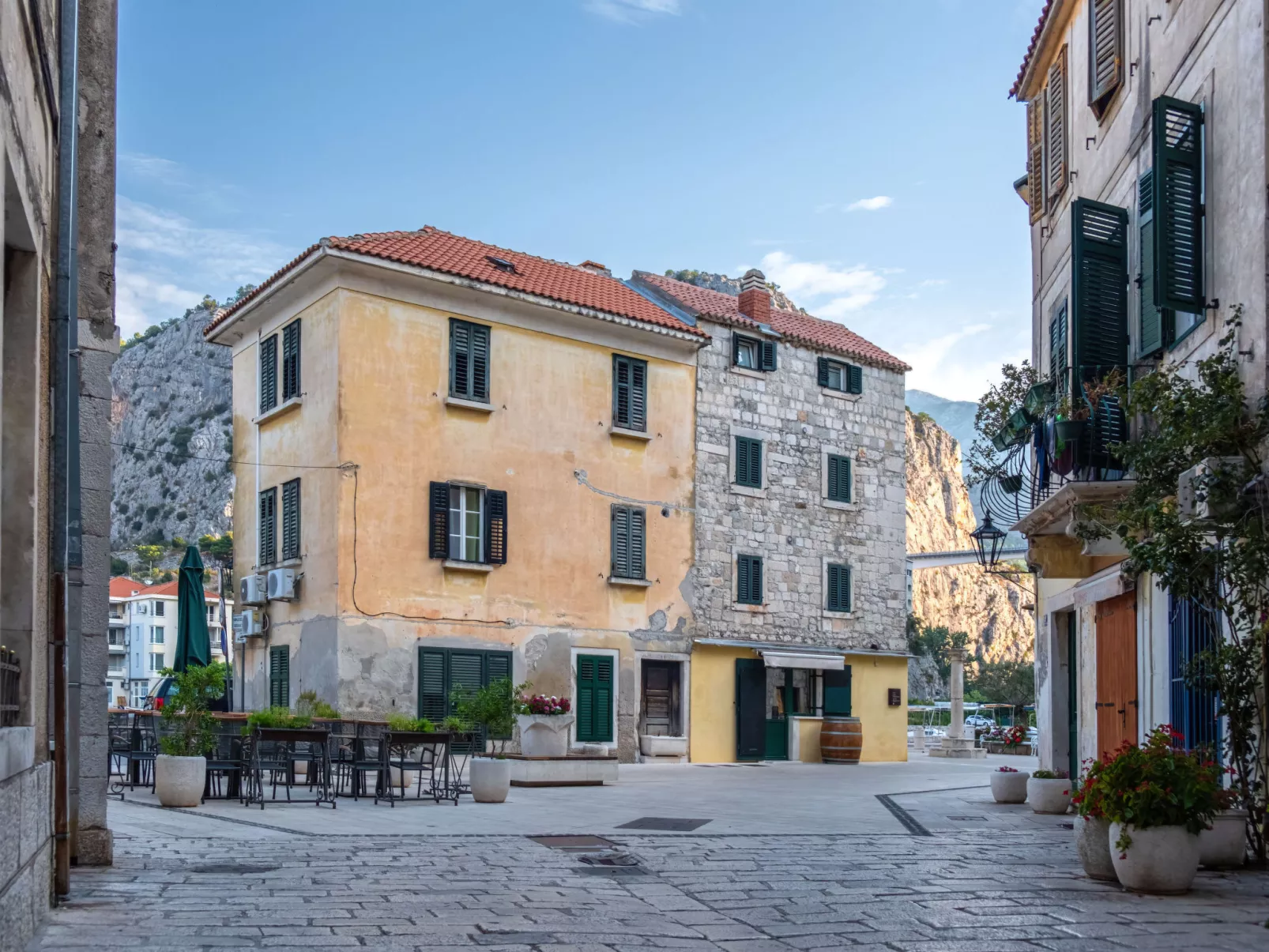 Moderne Ferienwohnung in Omiš mit Terrasse und Garten-Omgeving