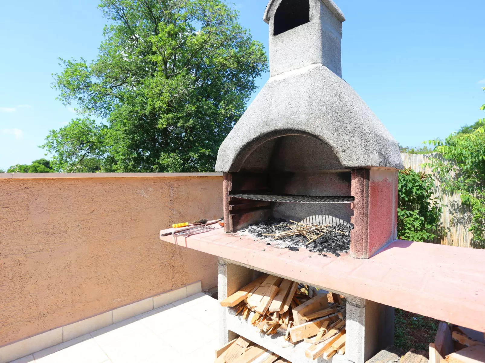 Haus Nina mit beheiztem Schwimmbad-Buiten