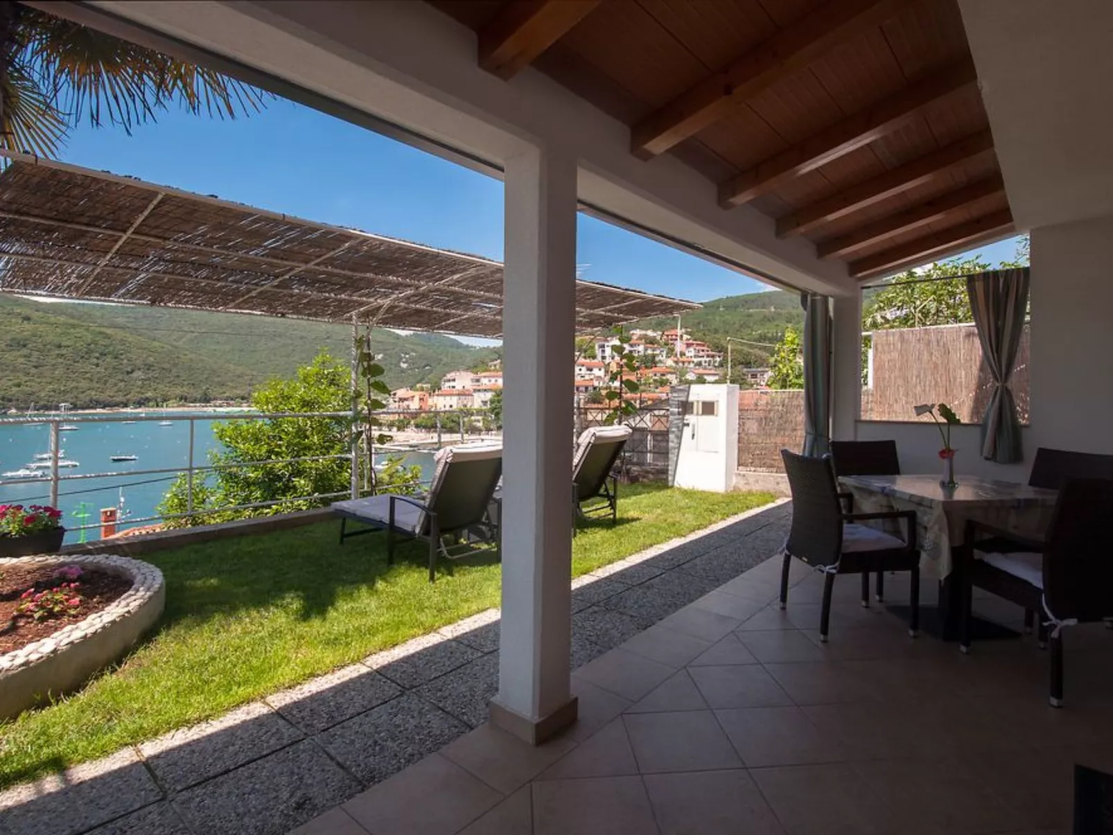 Mit Blick auf das Wasser-Buiten