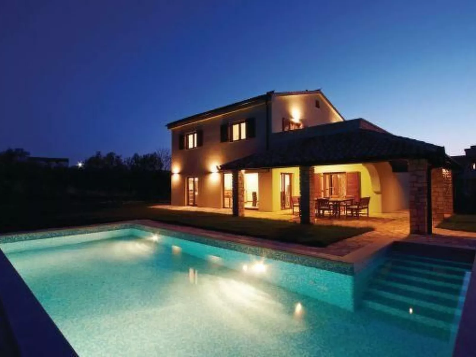 Luxuriöse Villa mit riesigem Olivenbaum-Garten, Sonnenterrasse, großem Pool und-Buiten