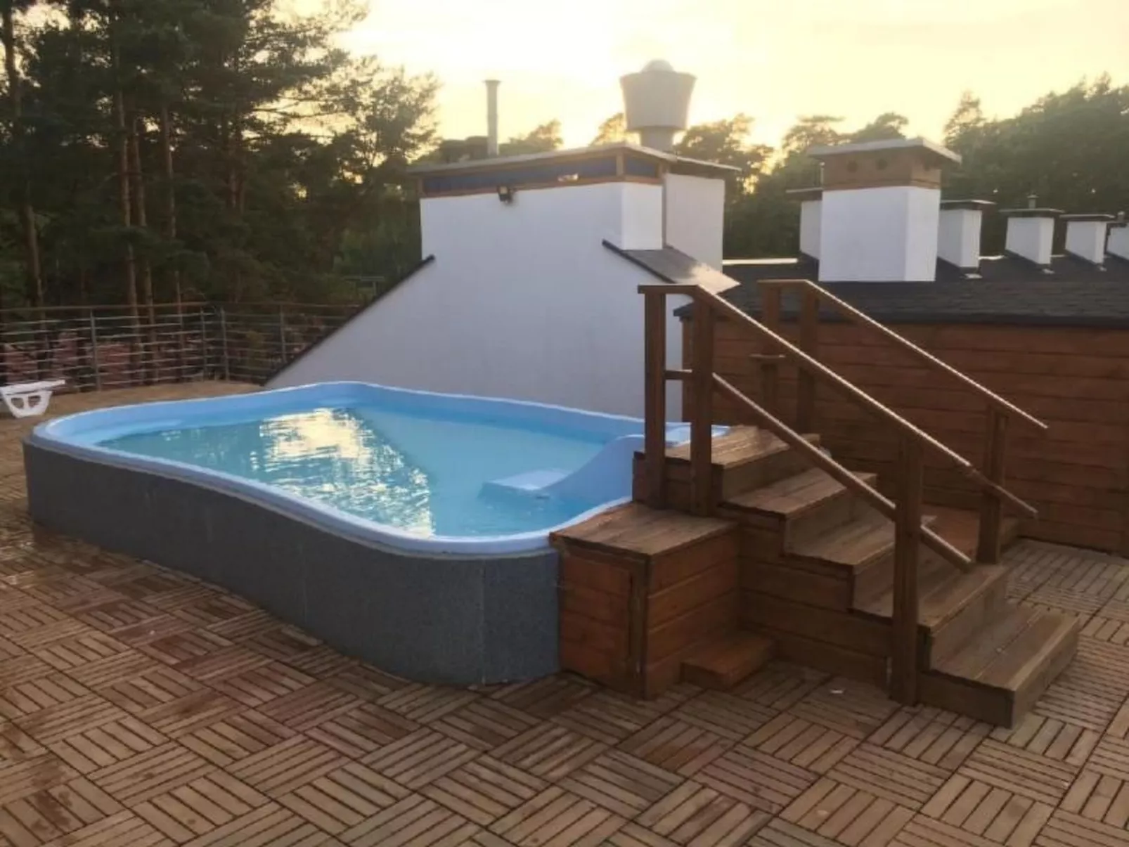 "Apartment 18B" mit Schwimmbad-Buiten