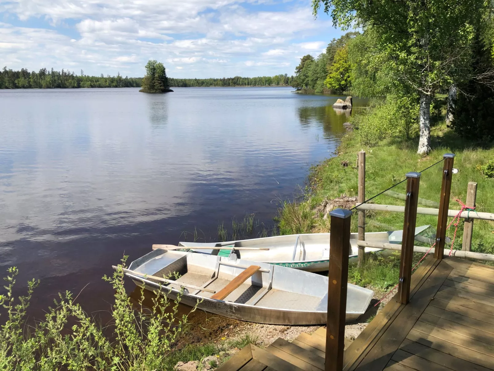 Mit Garten und Holzterrasse am See-Buiten