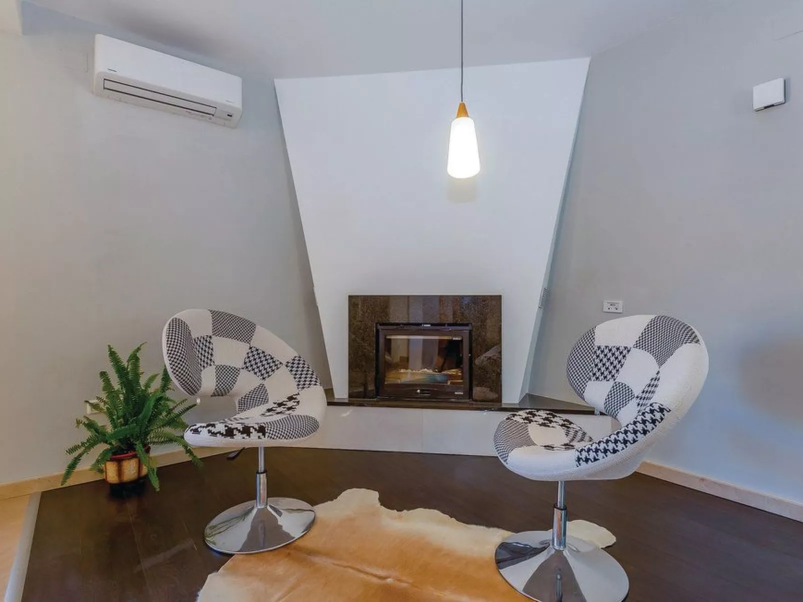 Geräumige, topmoderne Ferienvilla mit eigenem Pool-Binnen