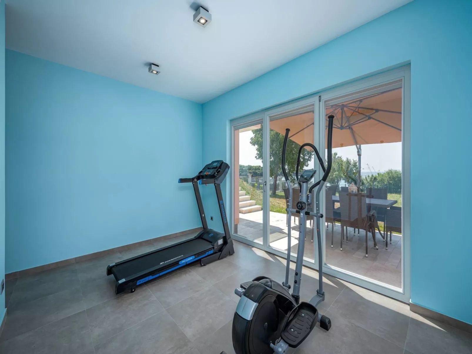 Cedar in Stoja mit großzügigem Garten-Buiten