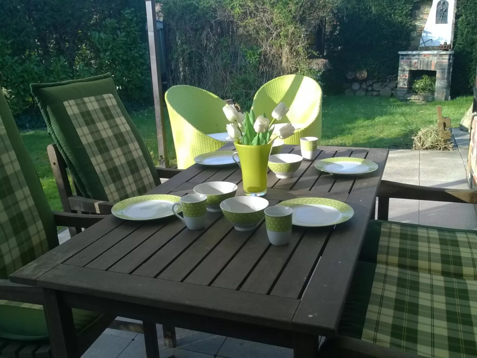 Gemütliches Vier-Personen-Bungalow mit Überdachung-Buiten