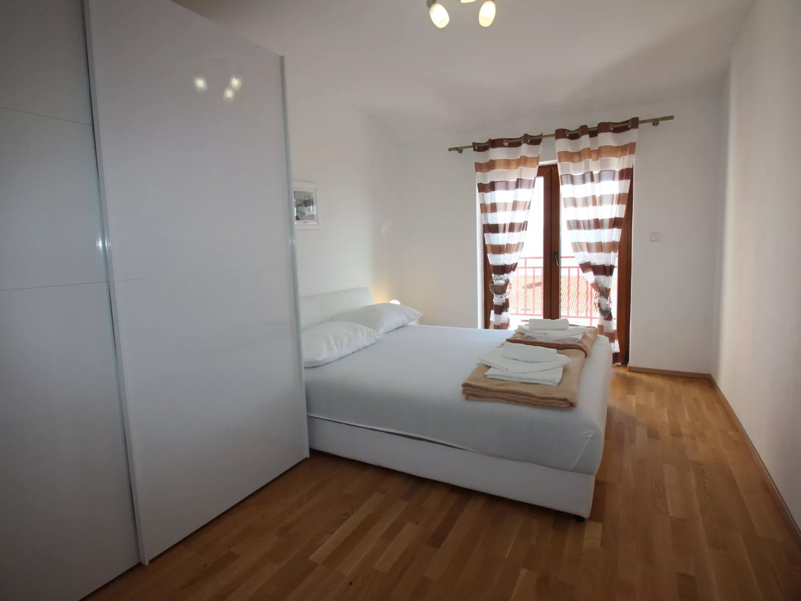 "Manda3" mit Blick auf das Wasser-Binnen