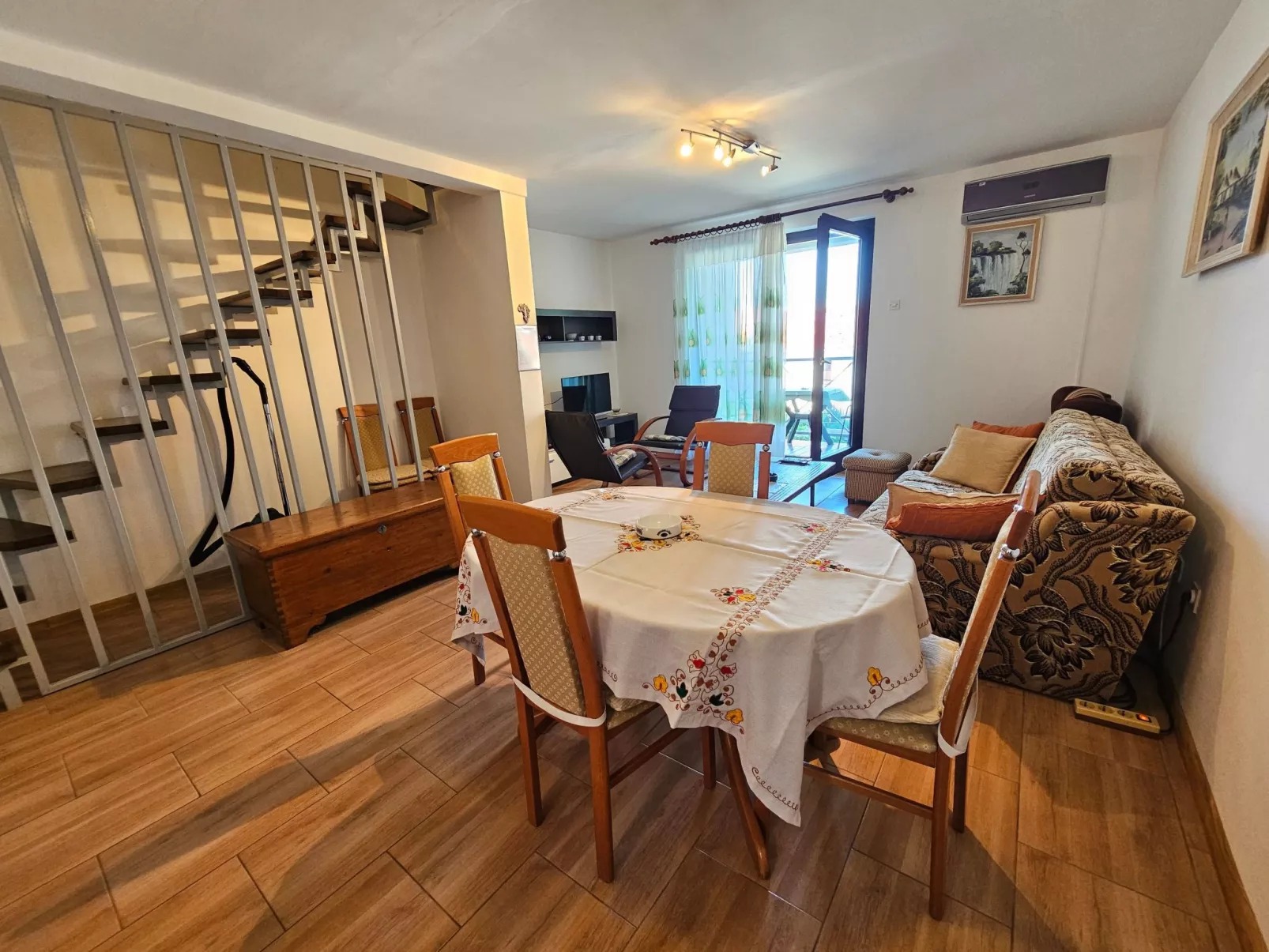 Wohnung auf zwei Etagen mit Terrasse und Balkon-Binnen