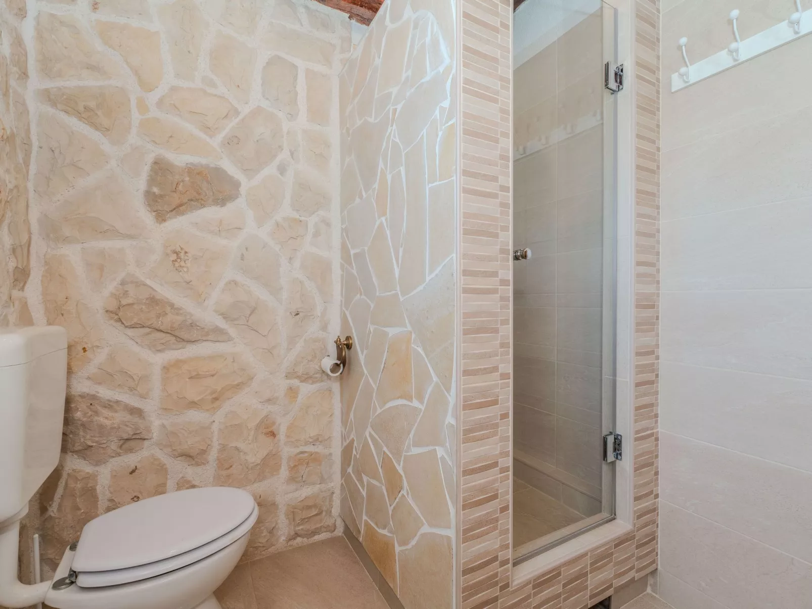 Heritage Stone House -T.A Leut Agency-Binnen