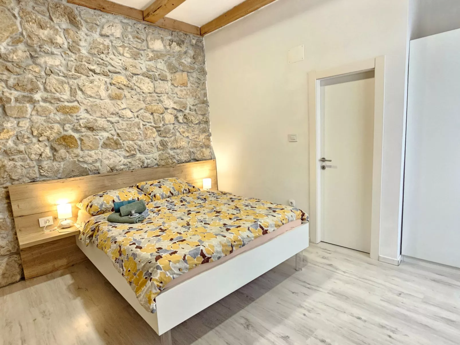 Steinhaus mit privatem Außenpool-Binnen