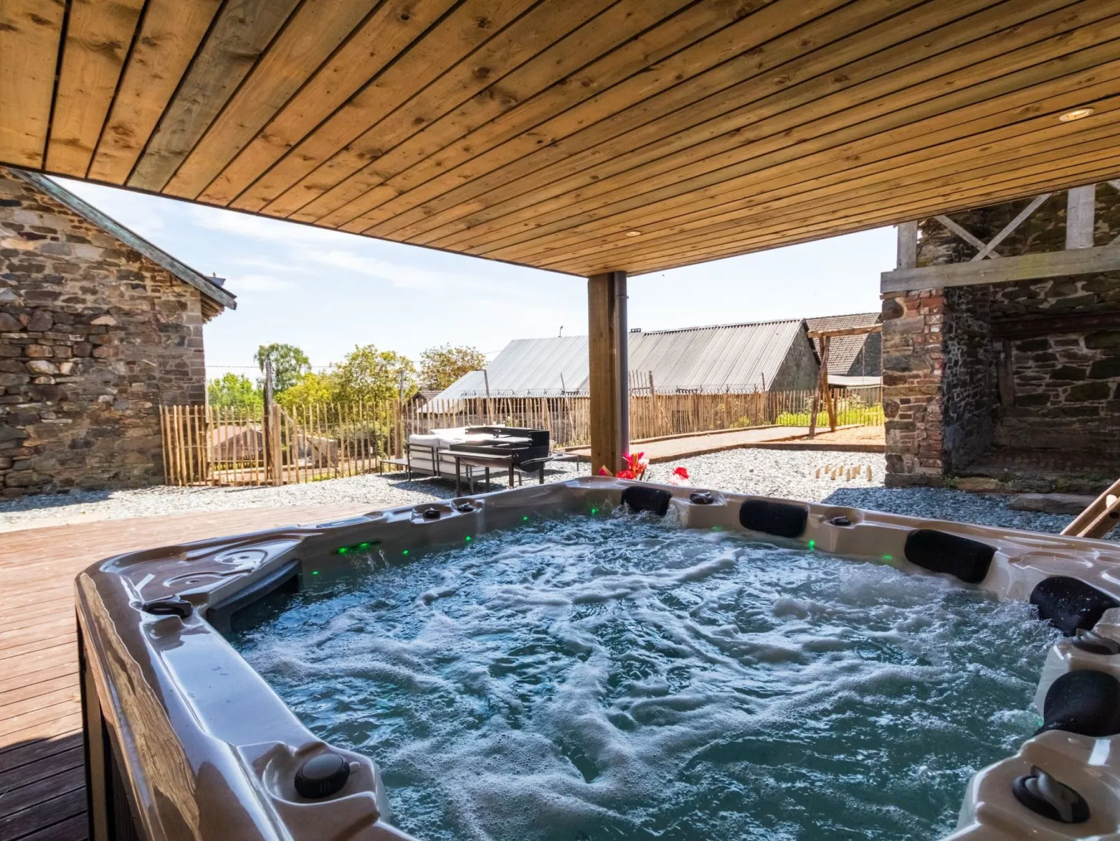 Landhaus mit Jacuzzi-Buiten