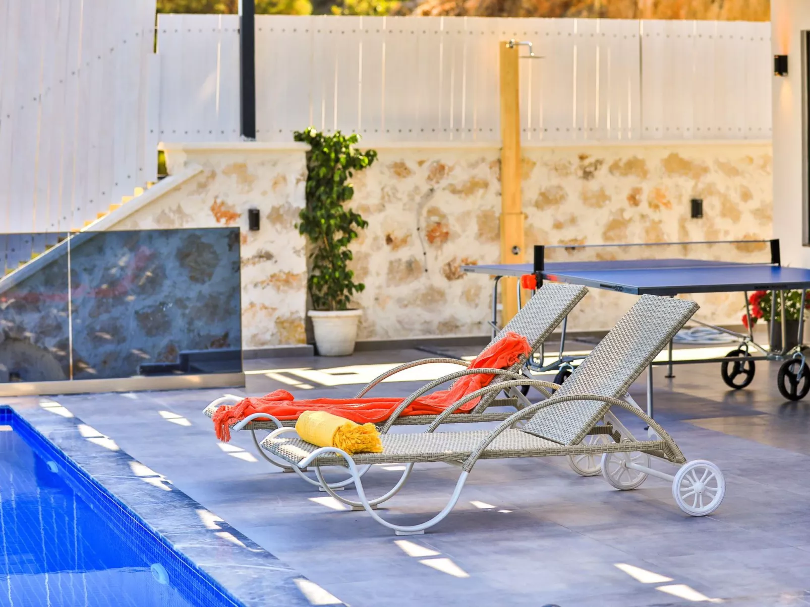 Mediterranean 2-Buiten