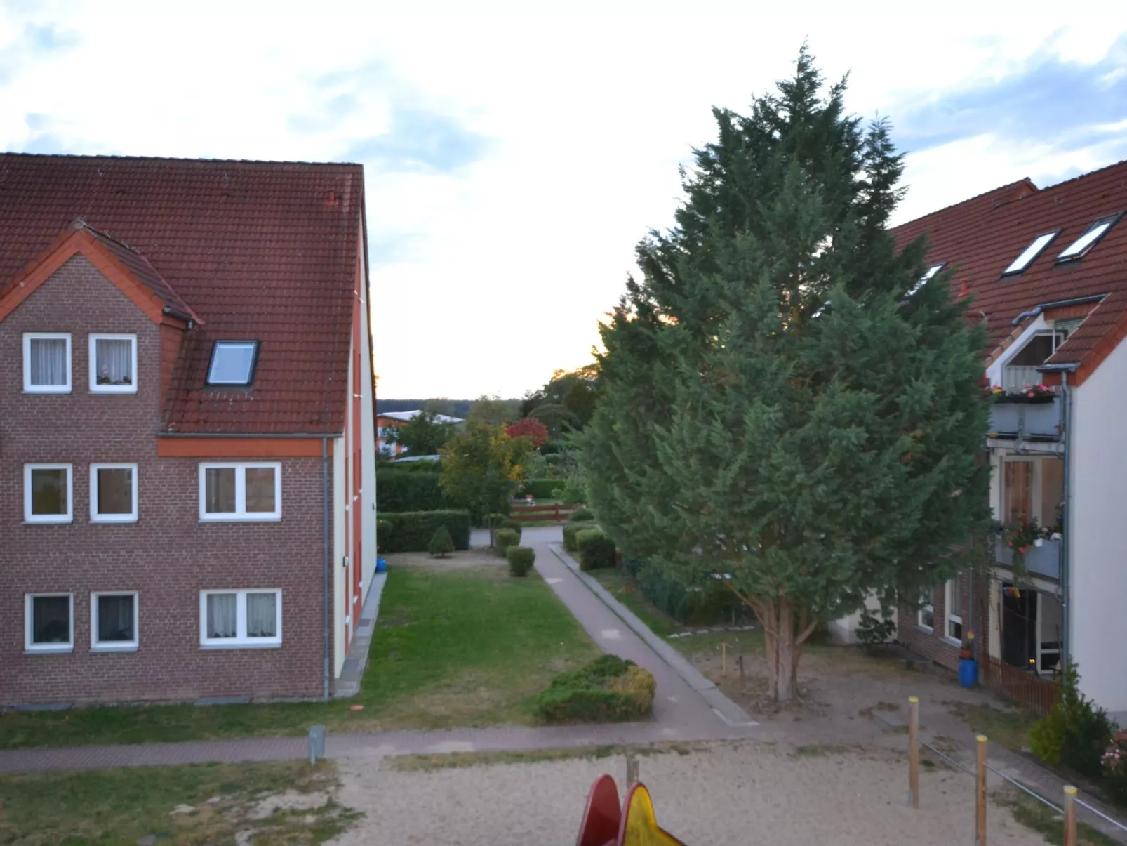 Großzügige Ferienwohnung mit Terrasse-Buiten