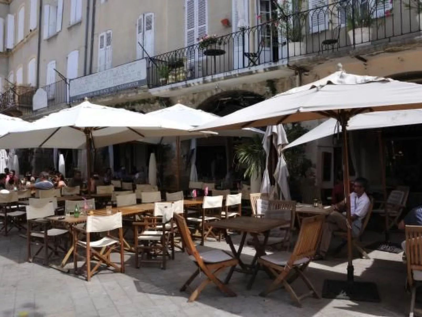 "Haus der Olivenbäume"-Buiten