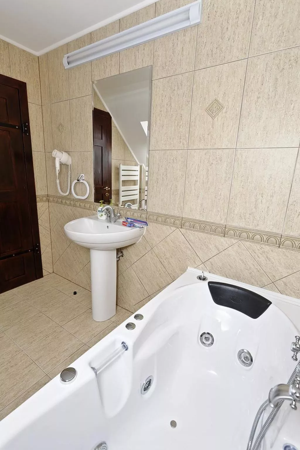 Kürzlich in eine Ferienvilla konvertiertes (2010), umfriedetes Haus aus der Sac-Binnen