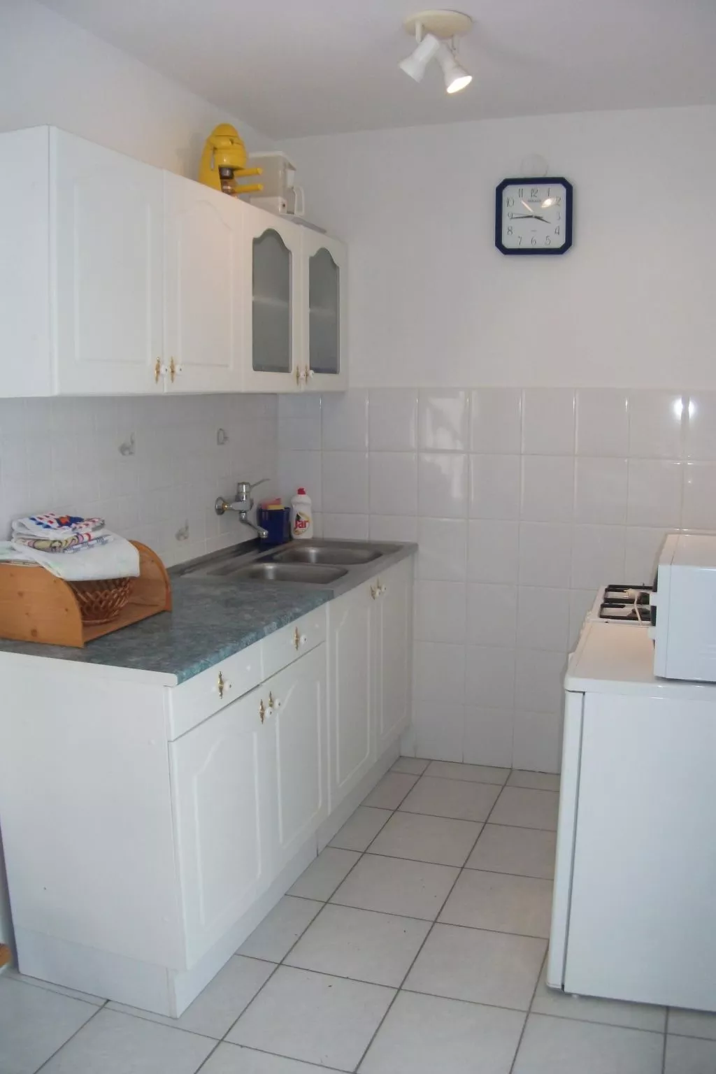 Mit Terrassen, Balkonen sowie Parkplatz-Binnen