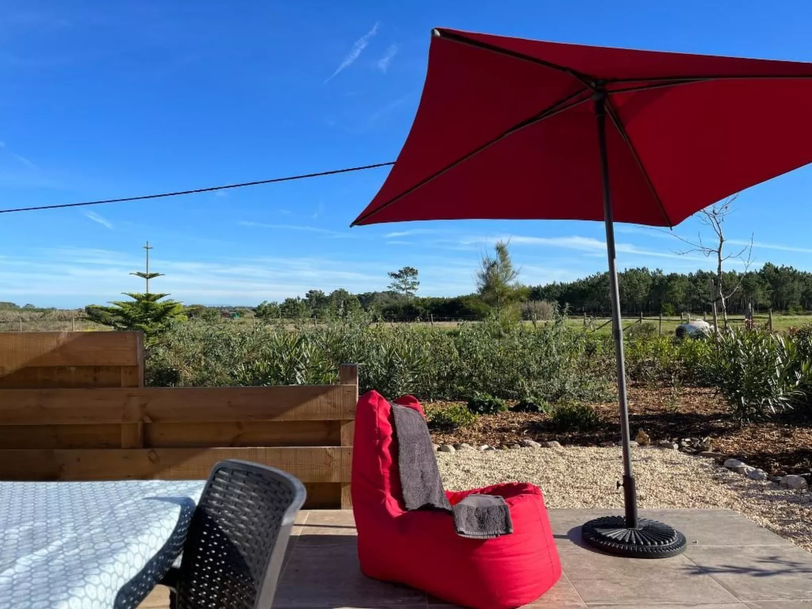 Auf dem Lande in der Nähe des Strandes-Buiten