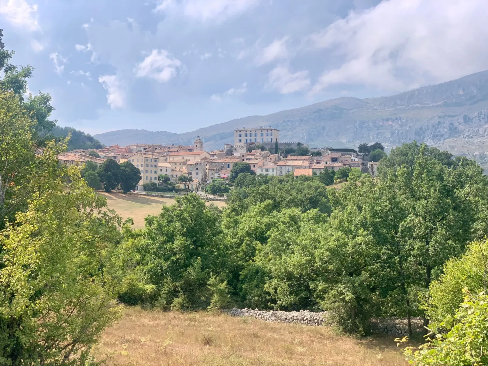 Steinhaus Garten und Blick auf die Berge-Buiten