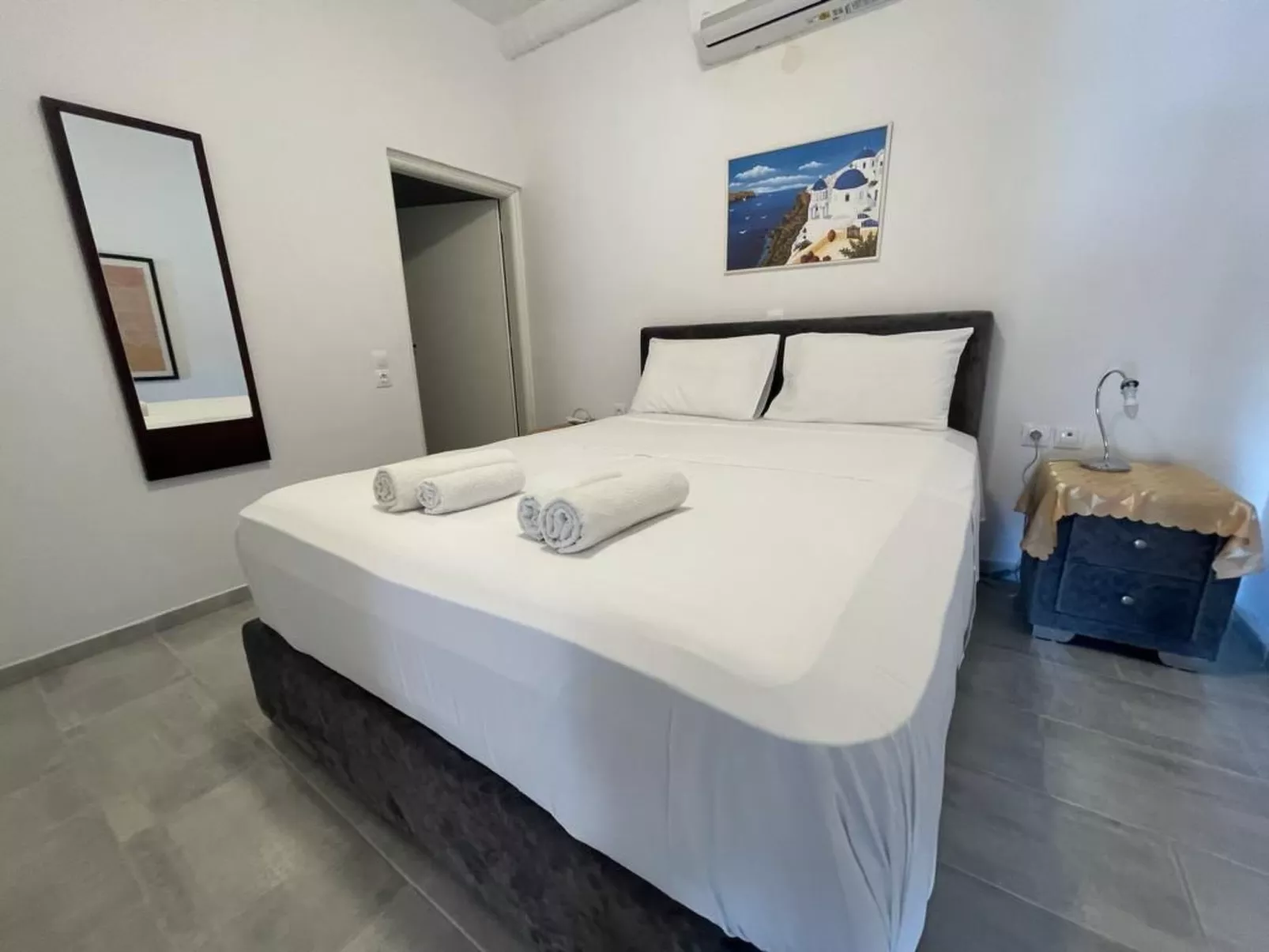 Charmantes Ferienhaus in Ia mit Privater Terrasse-Binnen