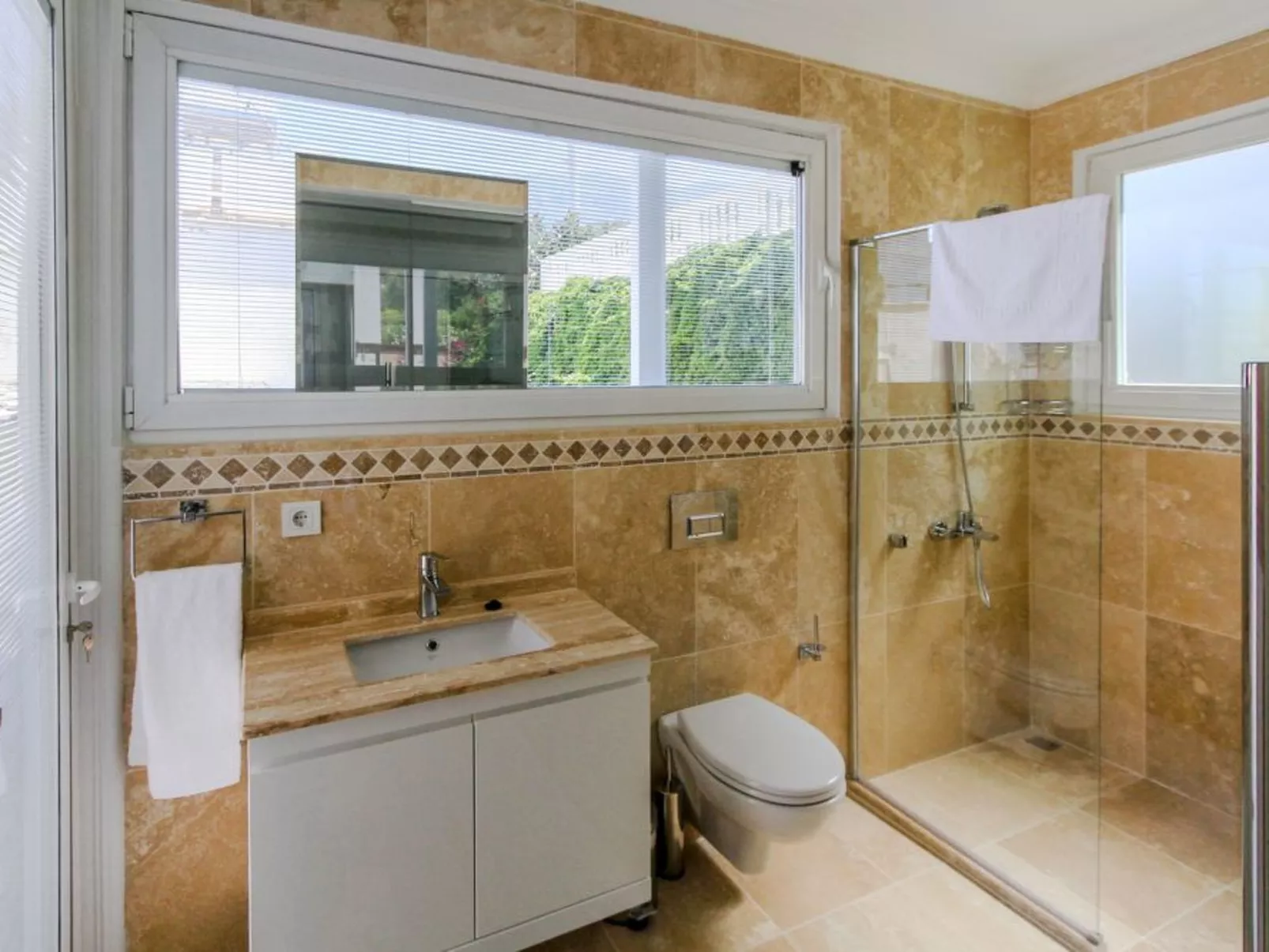 Luxuriöse Natursteinvilla "Ketchy"-Image-tags.info