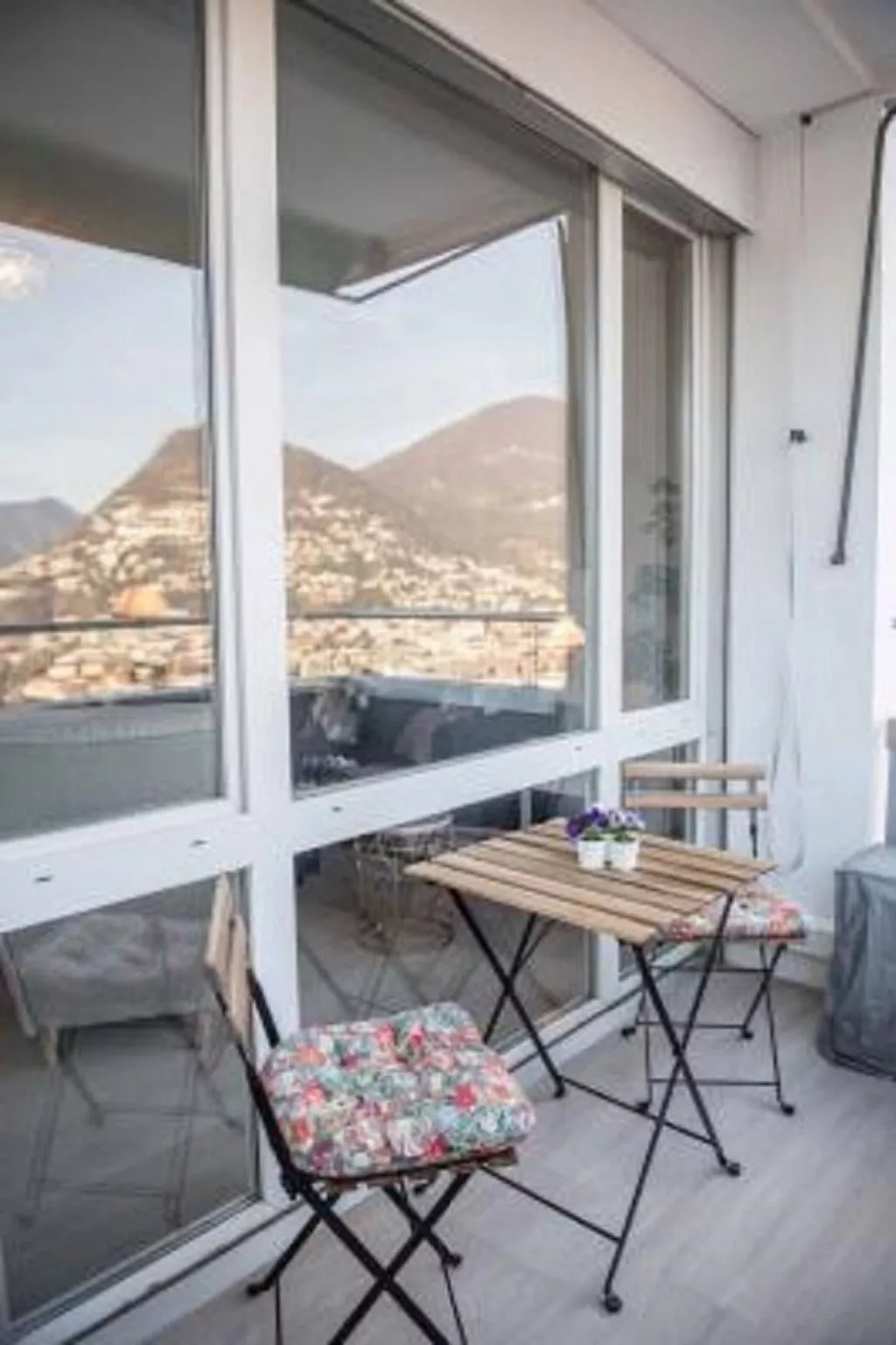 Elegante Penthouse-Wohnung mit Seeblick-Buiten