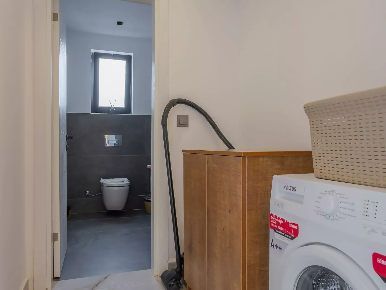 Schöne Villa mit Pool, Blick auf Meer und Tal-Binnen