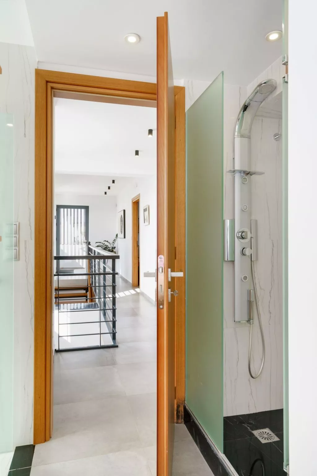 Lux-Villa mit Innen- und Außenpool, BBQ und Fitnessraum-Image-tags.info