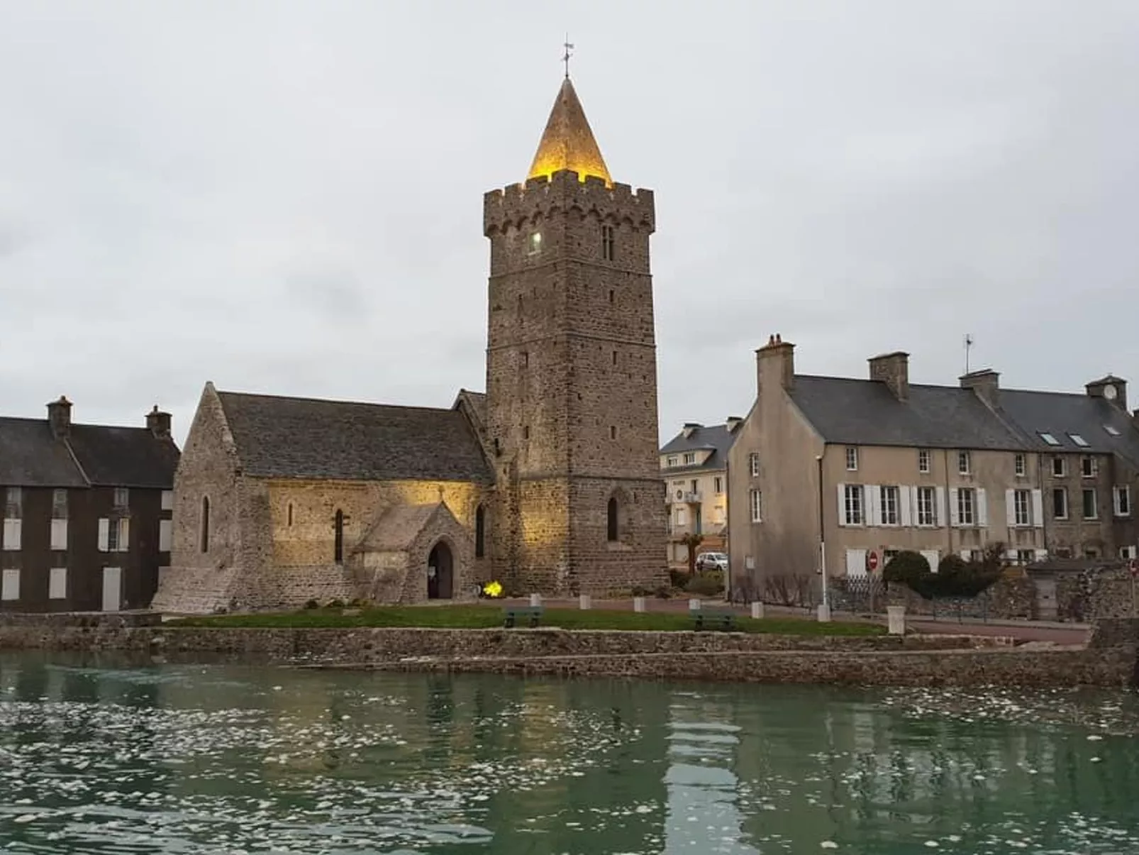 Charmantes Holzhaus in einer grünen Umgebung-Image-tags.info