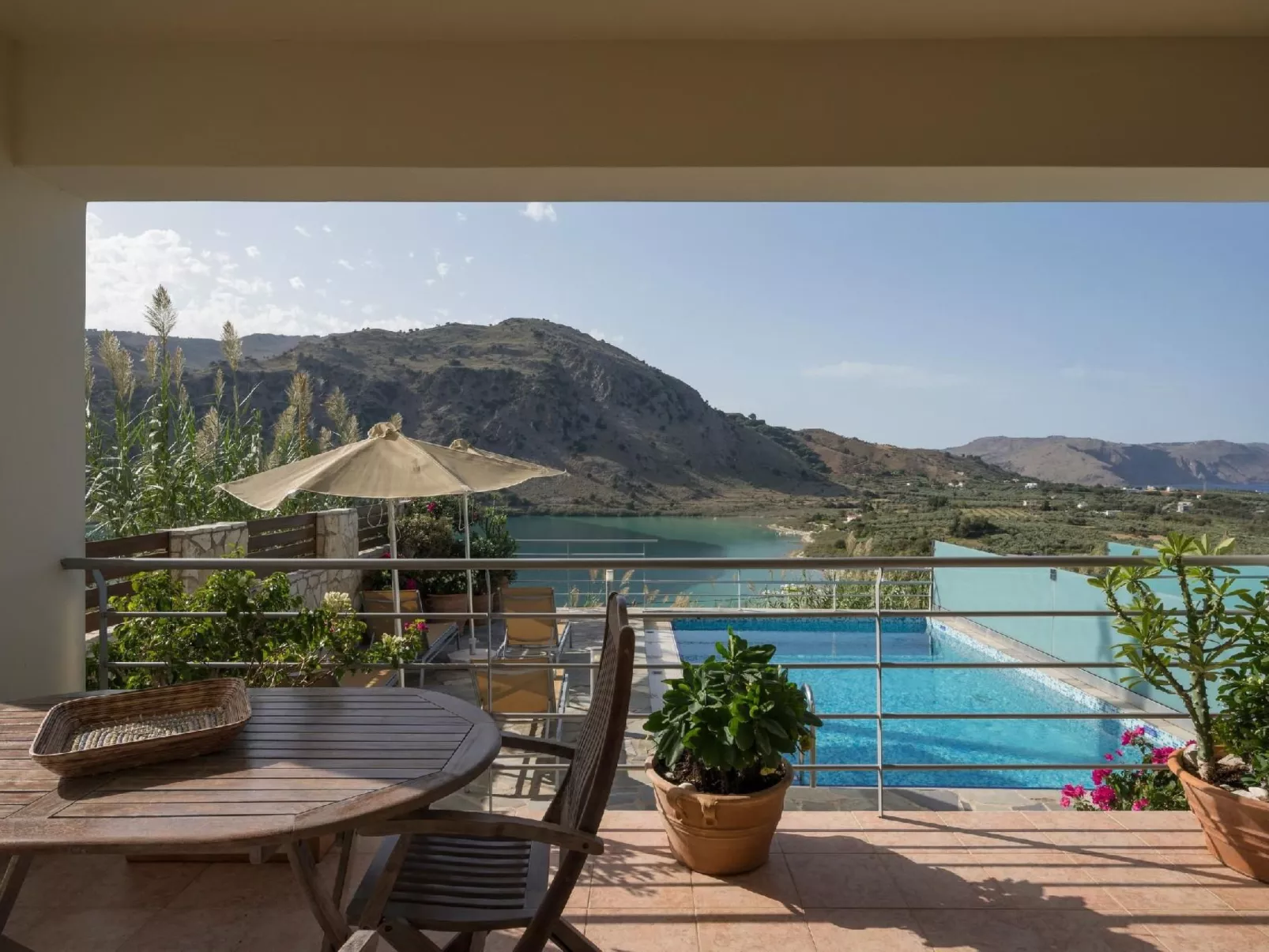 Villa mit Seeblick und Pool in der Nähe von Restaurants-Image-tags.info