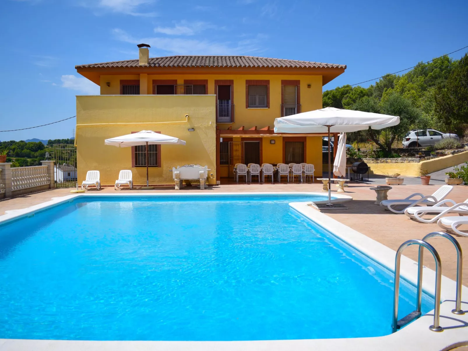 Großes Haus mit Schwimmbad und Barbecue-Buiten