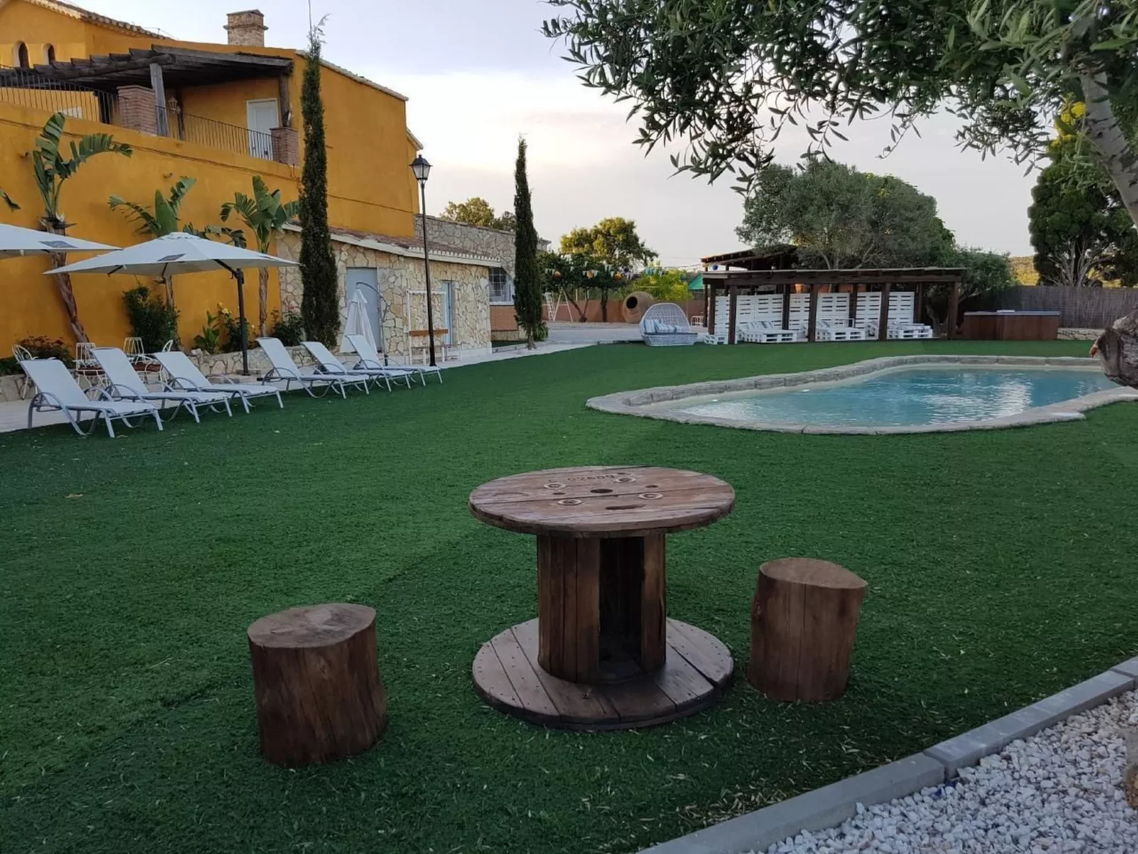 Masia Can Trabal für 24 Gäste mit privatem Pool in der Nähe von Sitges-Image-tags.info