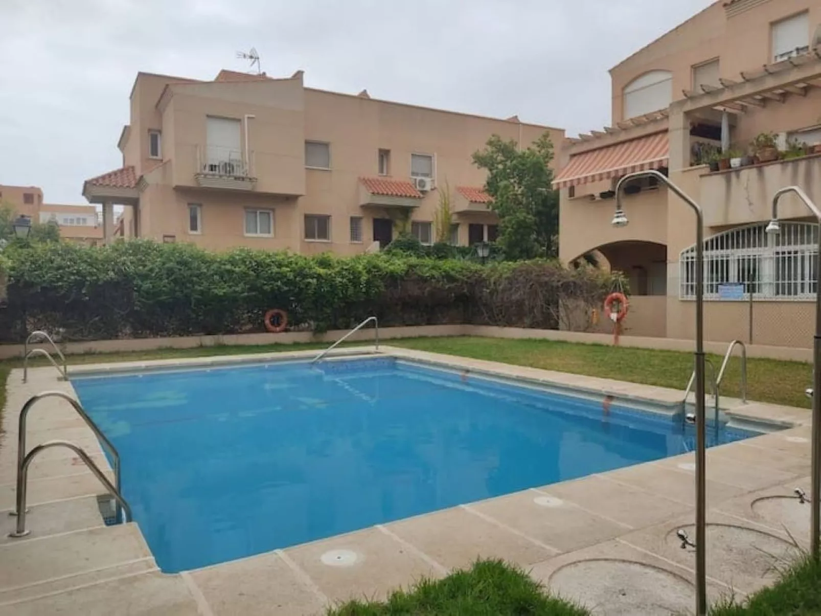 Sun Beach Aguadulce mit Parkplatz-Buiten