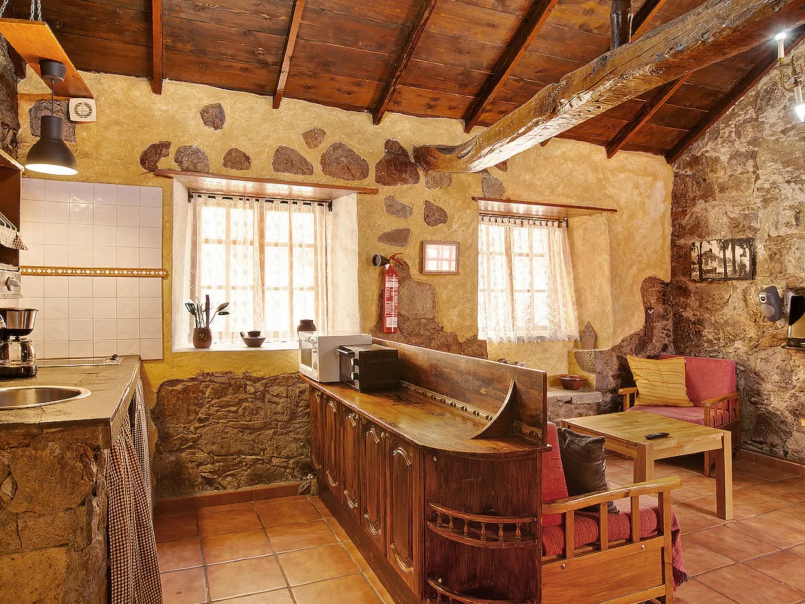 250 Jahre altes Steinhaus mit zwei Terrassen inmitten einer wunderbaren Naturla-Binnen