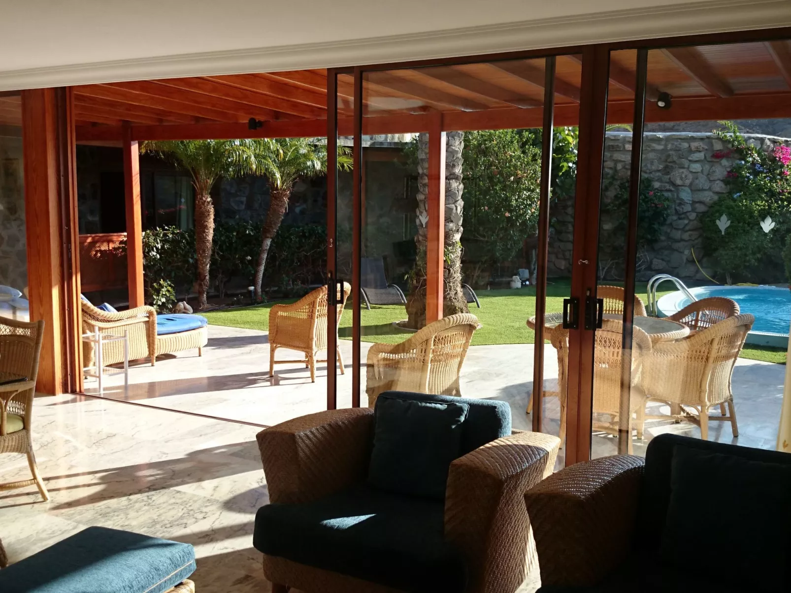 Villa mit Garten, Pool , Grill und Terrasse-Binnen