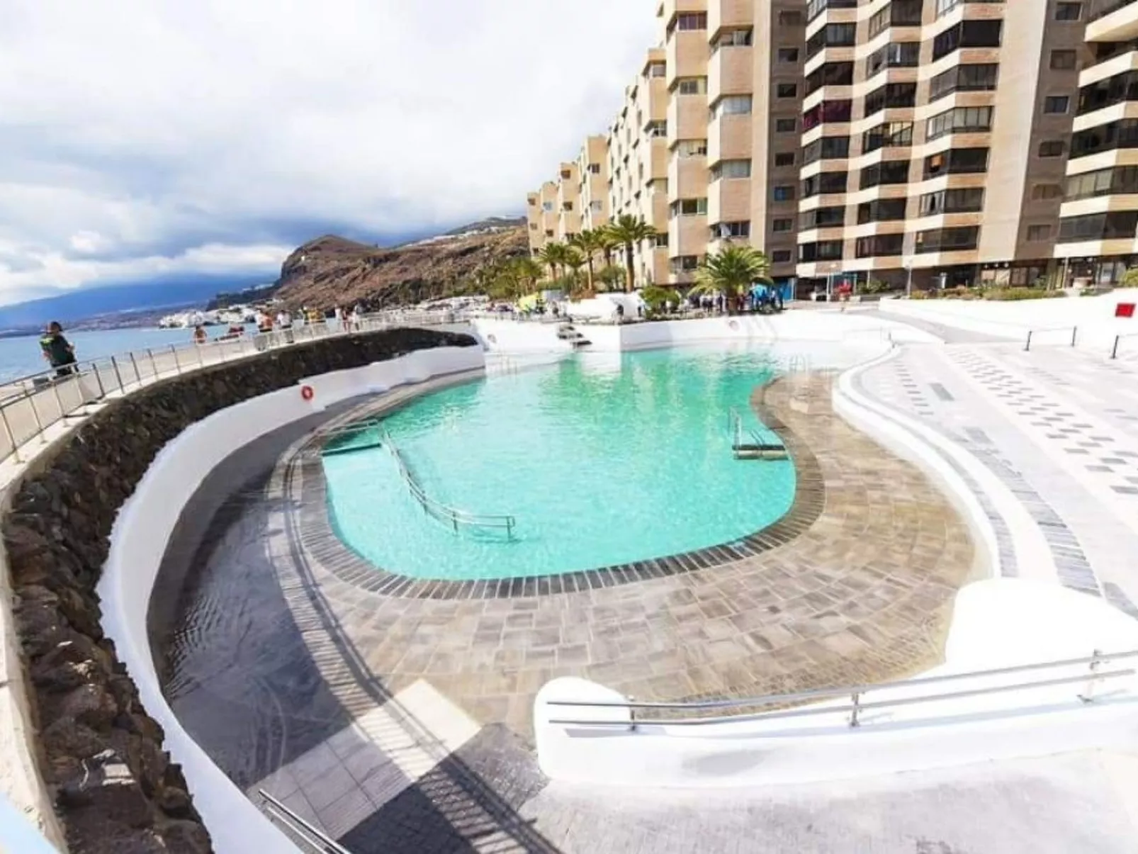 Luxuriöser Rückzugsort mit direktem Meerzugang und Pool-Buiten