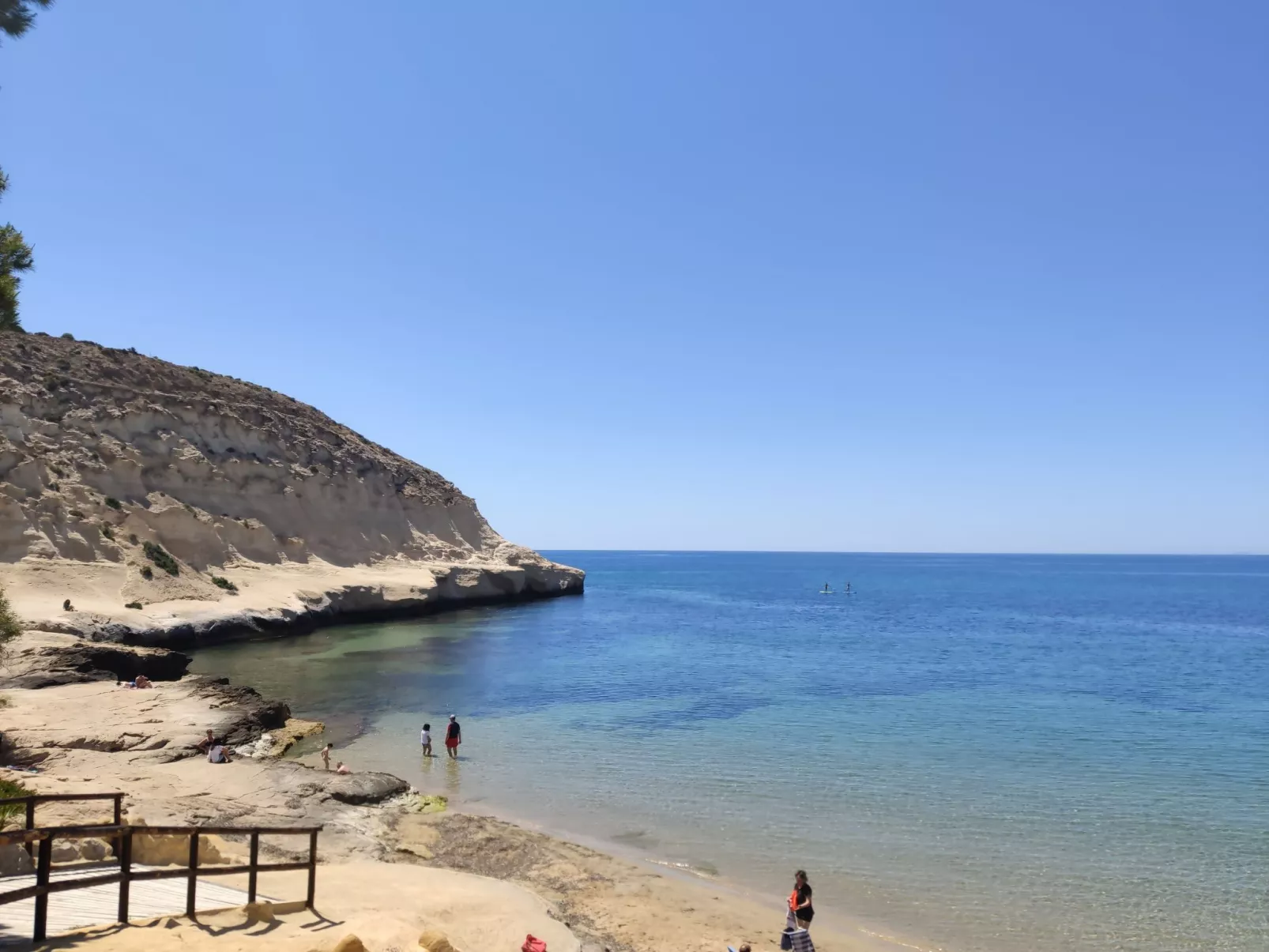 La Invincible Terreros in der 1. Reihe des Strandes-Buiten