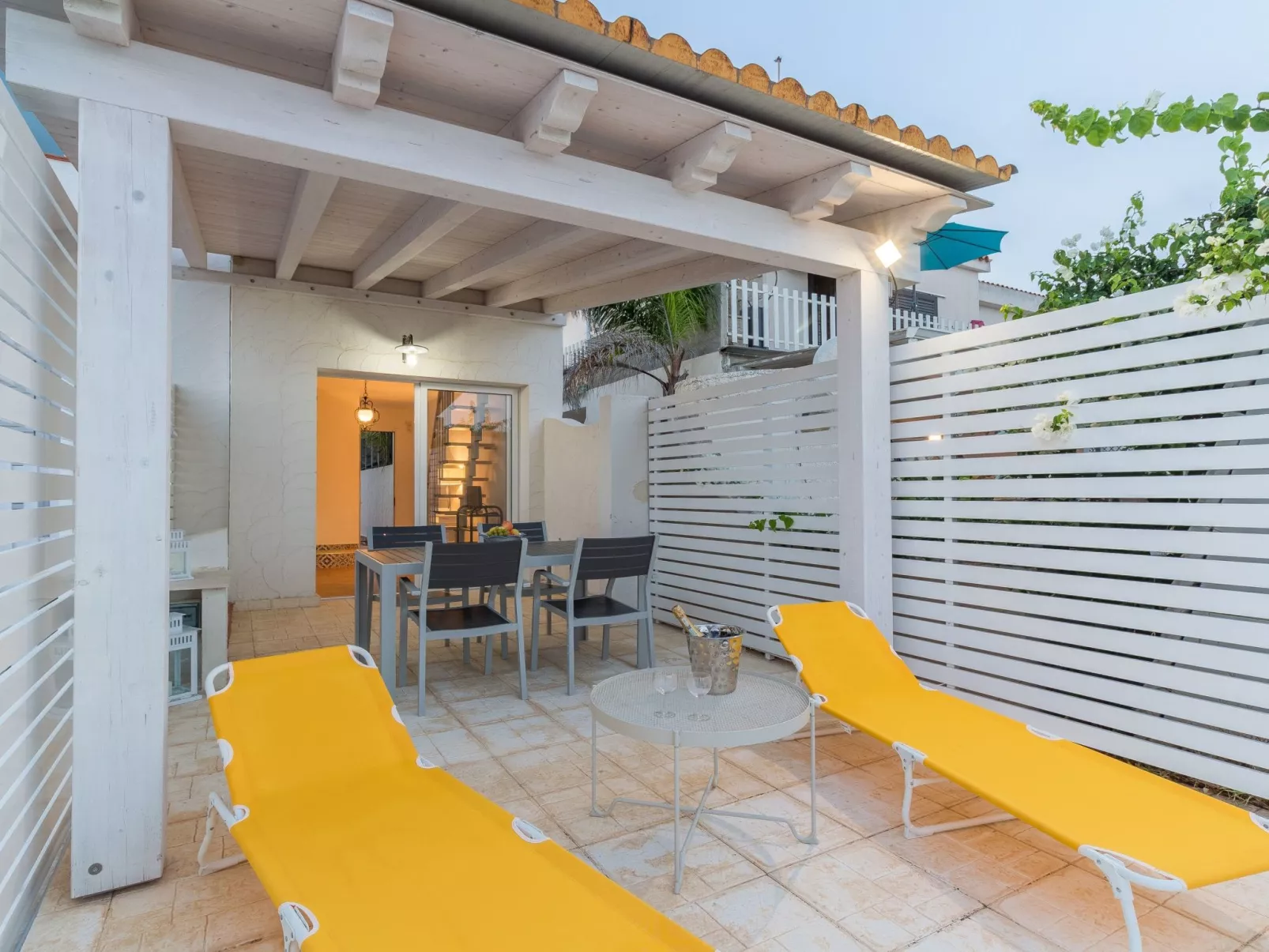 Amarillis, Wohnung am Strand-Image-tags.info