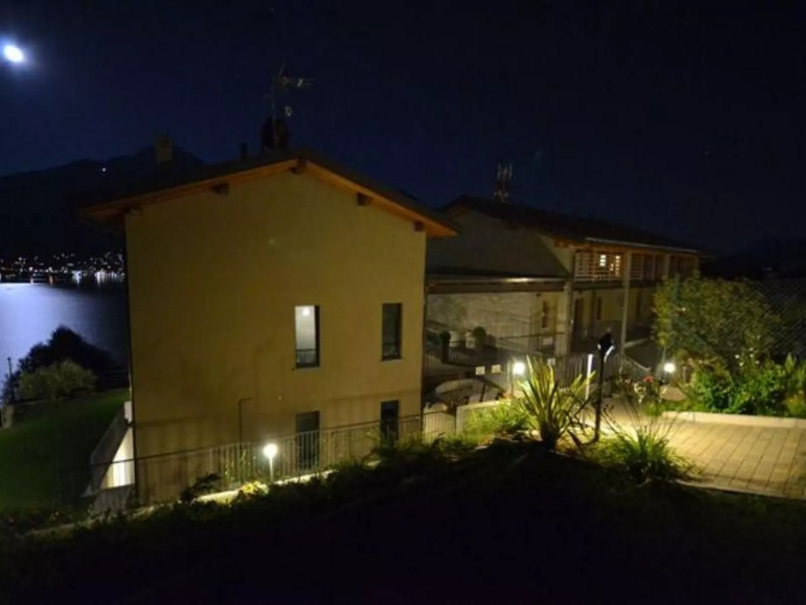 Wohnung mit Schwimmbad und fantastischem Seeblick-Image-tags.info