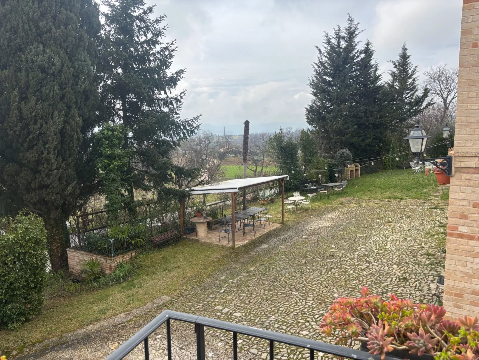 Rote Wohnung Bauernhaus-Buiten