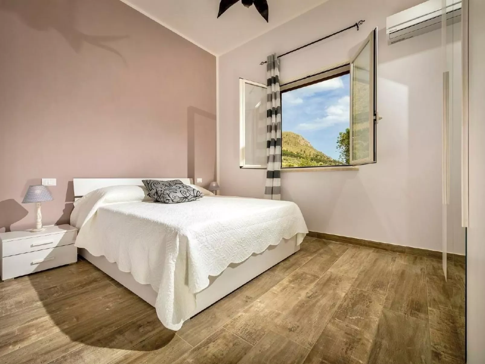 "Mare e Monti" mit eigenem Pool-Binnen