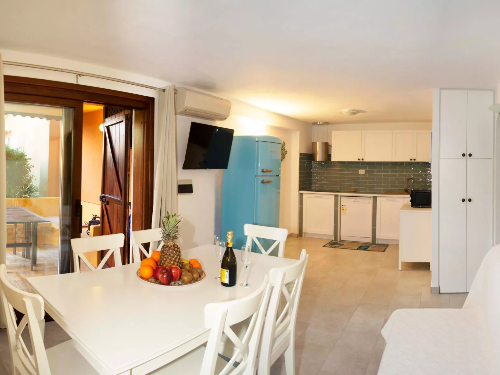 Große Drei-Zimmer-Wohnung am Golf von Marinella-Binnen