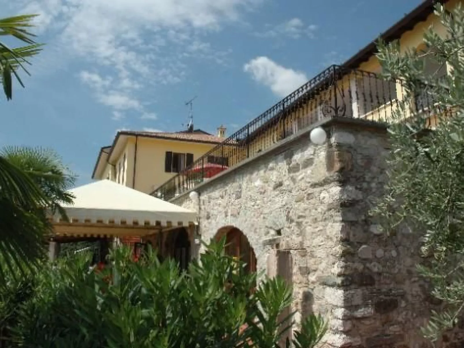 Helle Wohnung in den Hügeln des Gardasees-Buiten